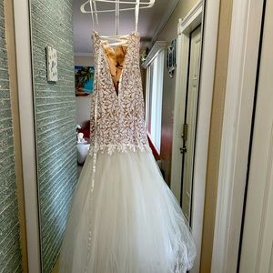 beautiful dress,cream color, with details of small sequins and tull